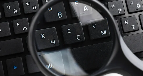 magnifying-glass-black-keyboard